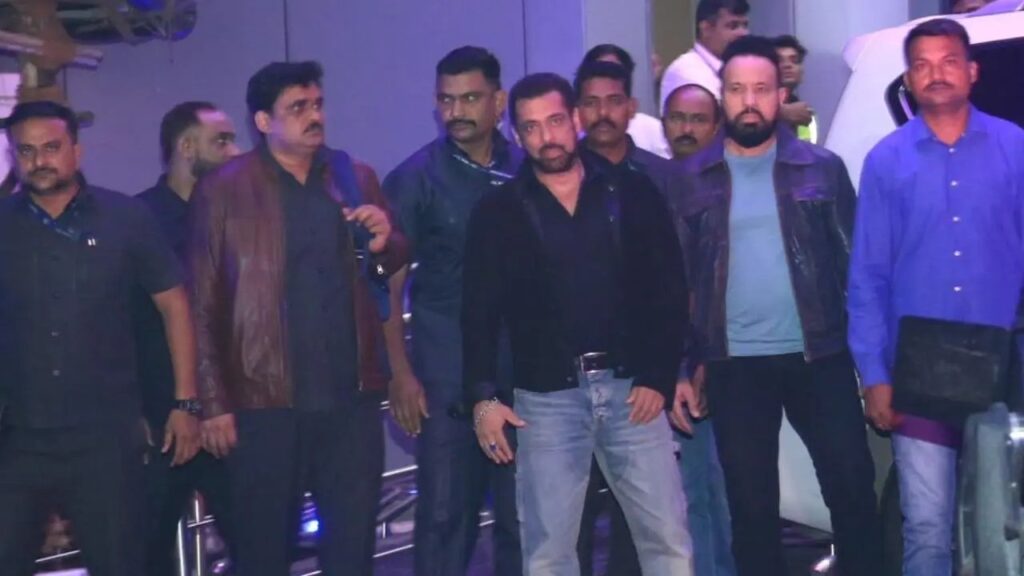 Salman Khan's 2023 Birthday Extravaganza: Stylish Homecoming in Mumbai with Gracious Gestures Towards Paparazzi