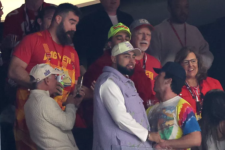"Brotherly Love in the Spotlight: Jason Kelce and Eagles Enthusiast Miles Teller Rally for Travis Kelce at Super Bowl 2024"